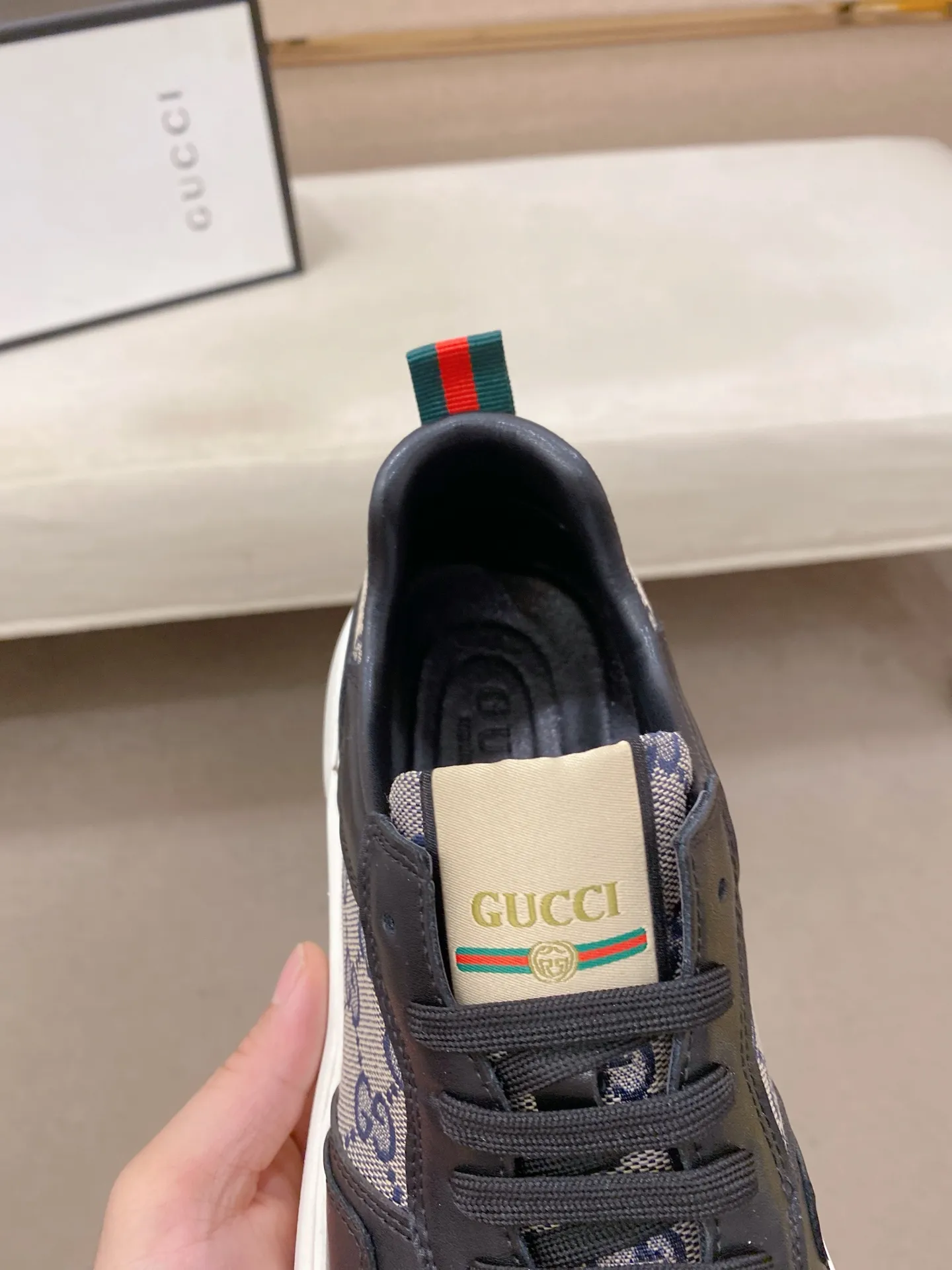 Men's shoes💰 400💰The new GUCCI (Gucci) counters are launched simultaneously. The new men's shoes, 😘fabrics are selected from imported cowhide, and the lining is sheepskin lining. 👍🏿 High-end ☄️ air-cushion molded anti-slip rubber outsole, exquisite lines, simple and elegant, comfortable and high-end for leisure travel. Code number: 38 to 44 (45 can be customized and cannot be returned or exchanged)